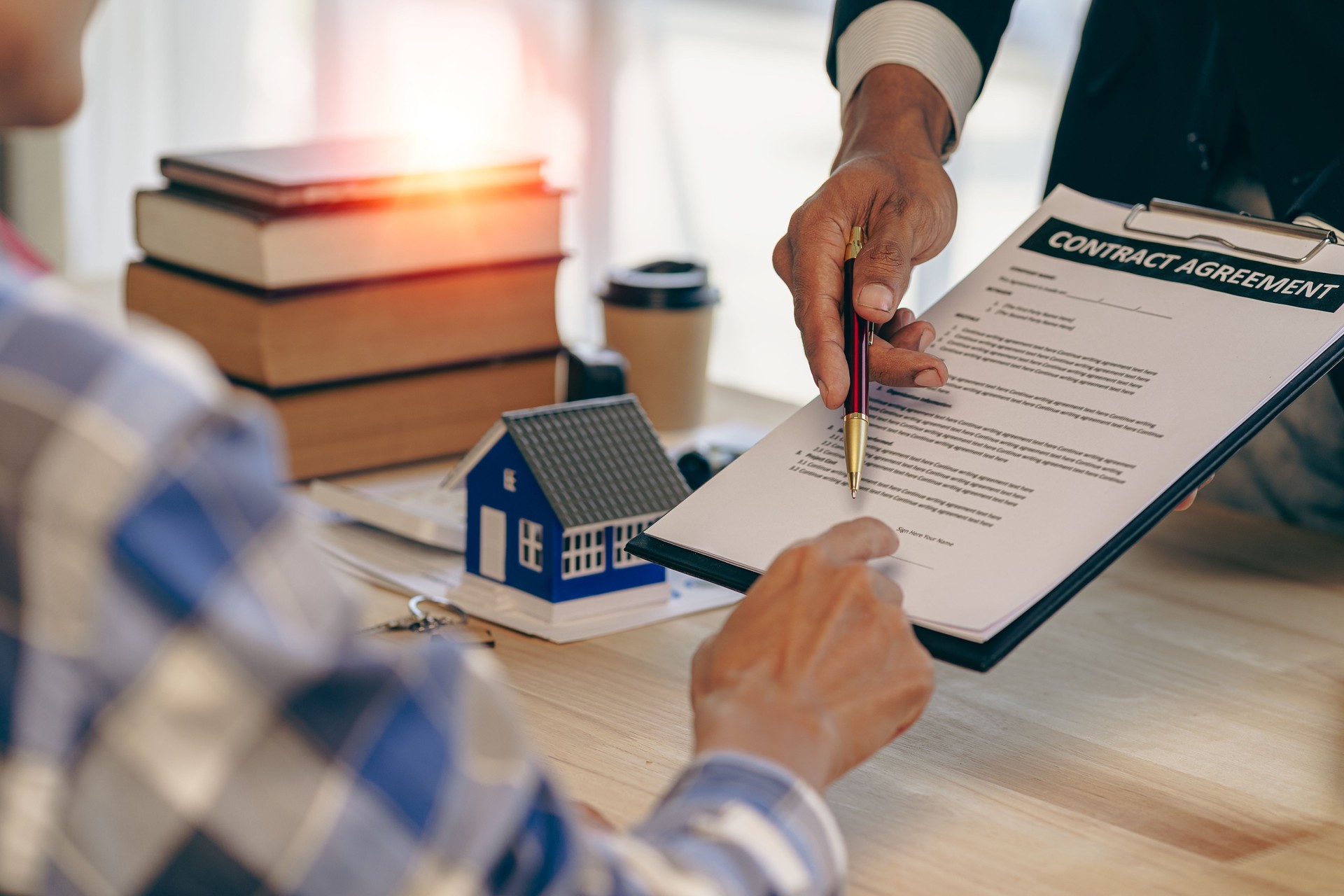 real estate agent Explain house plans to view house plans and sales contracts, house purchase contracts with land and insurance with rental house concepts, business success.